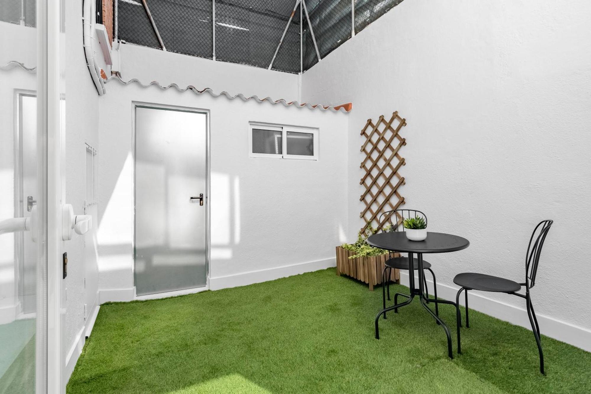 Cozy 2 Bedroom Apartment With Patio Madrid Exterior foto
